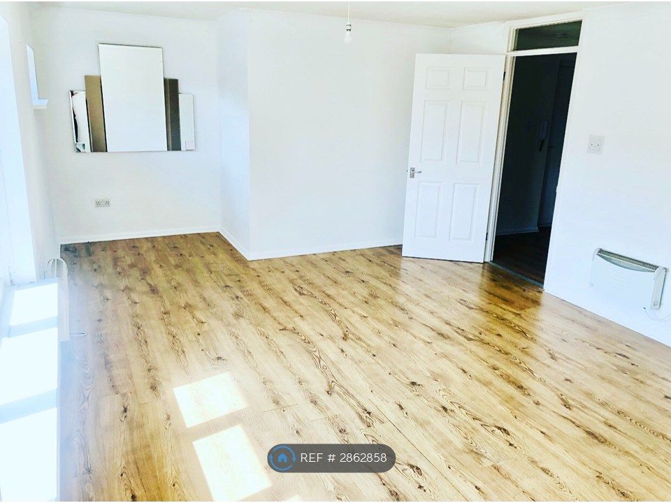 Property photo 1 of 10 Living/Dinning Room