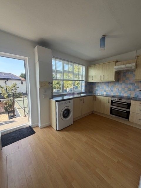 Property photo 1 of 10 Kitchen 2