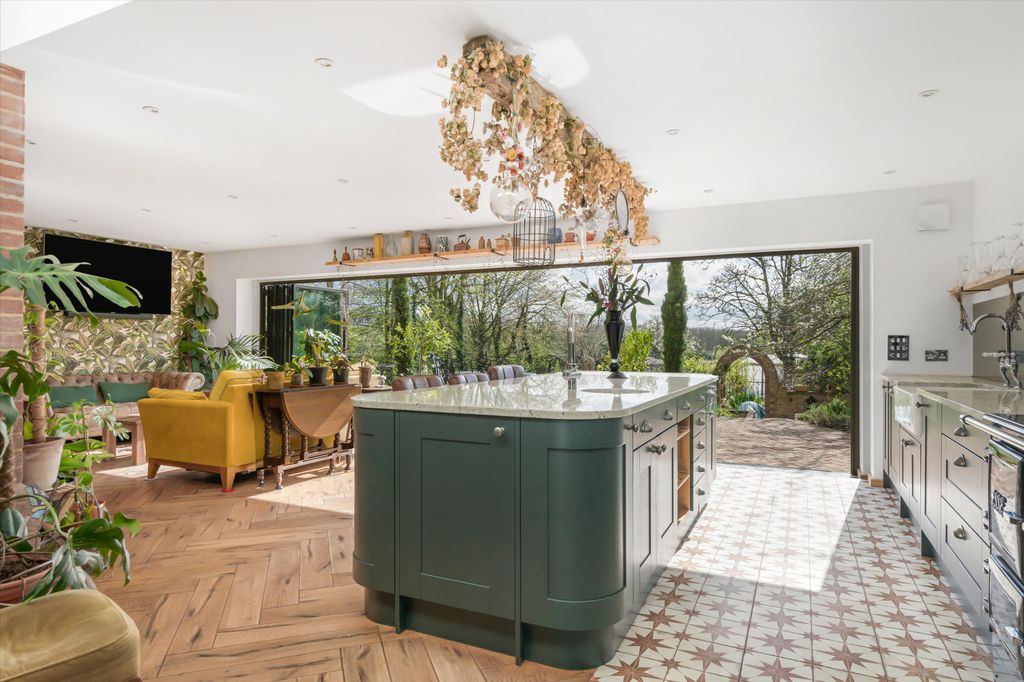 Property photo 3 of 34 Image