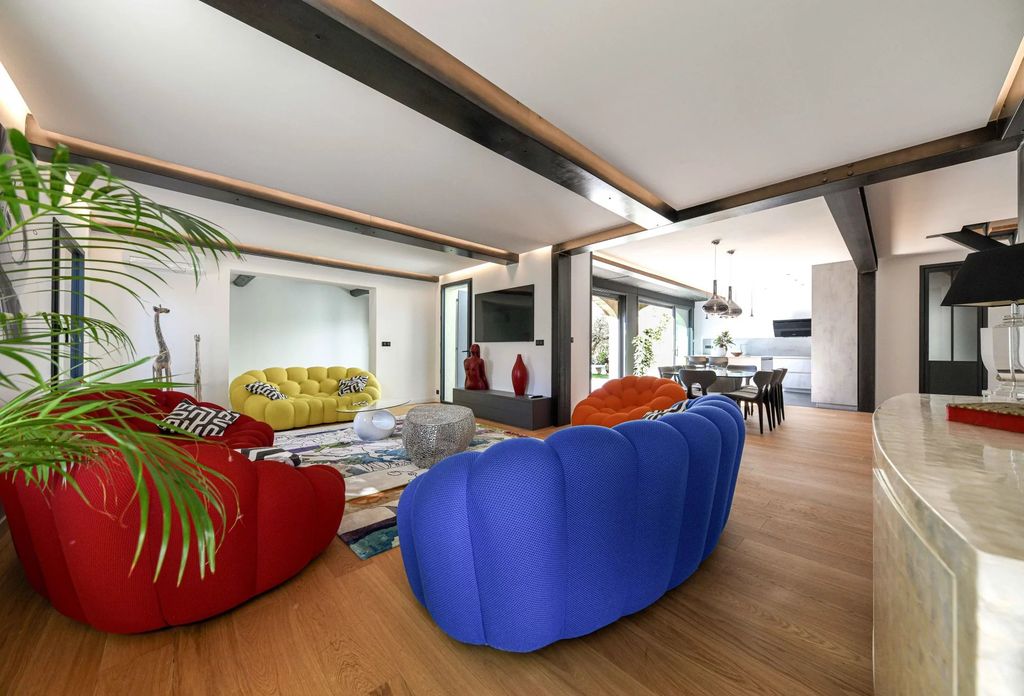 Property photo 2 of 25