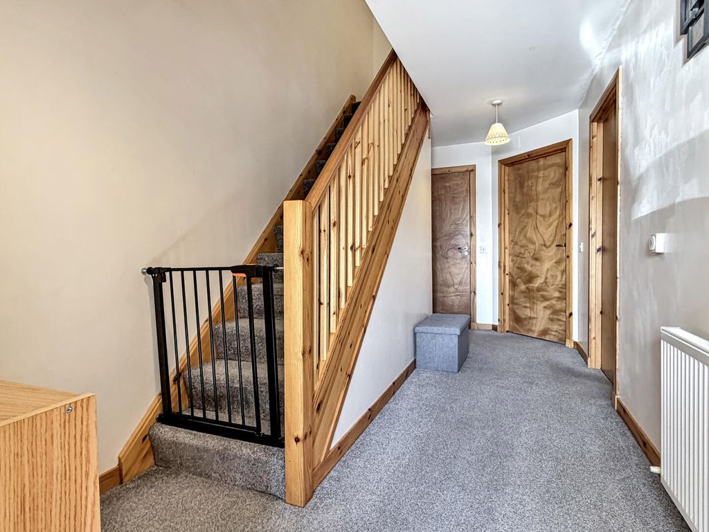 Property photo 2 of 19 Hallway