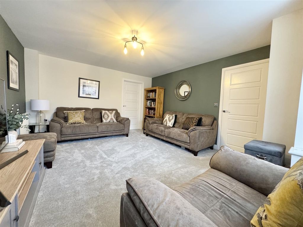 Property photo 2 of 17 Lounge