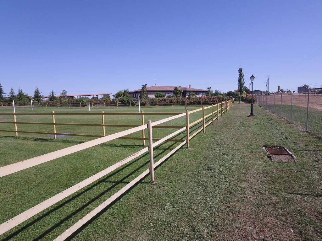 Property photo 2 of 34