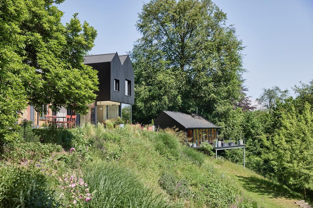 Property photo 1 of 42