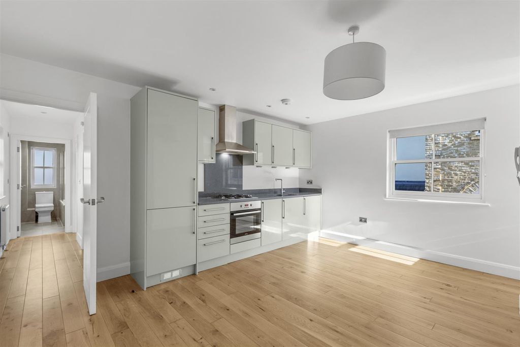 Property photo 2 of 11 Flat 5, 13 Priory Rd, Hp13 6Sl-7.Jpg
