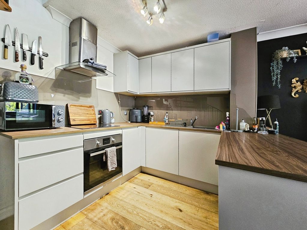 Property photo 3 of 8 Kitchen