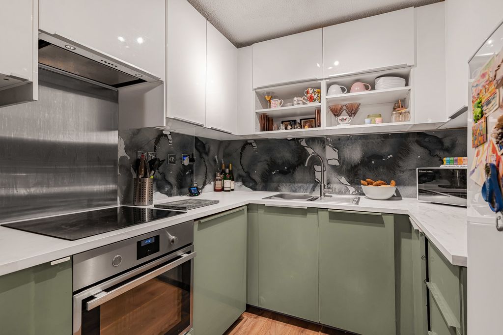 Property photo 3 of 17 Kitchen