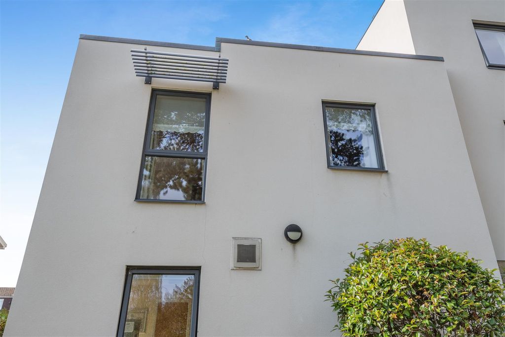 Property photo 2 of 31 8663414-Exterior03.Jpg