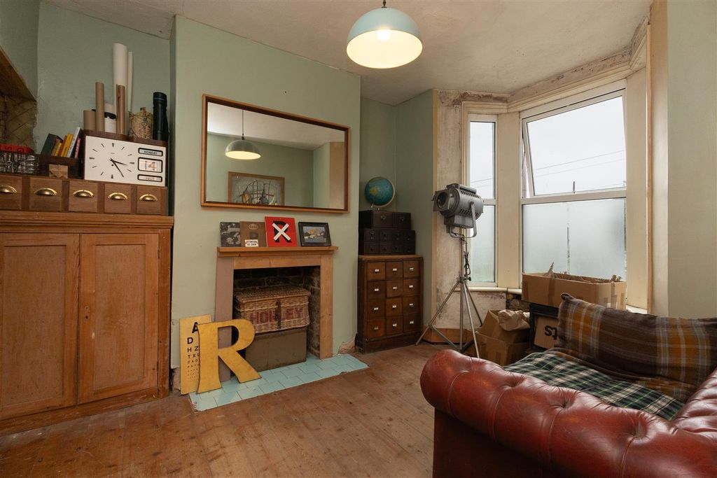 Property photo 1 of 20 Living Room