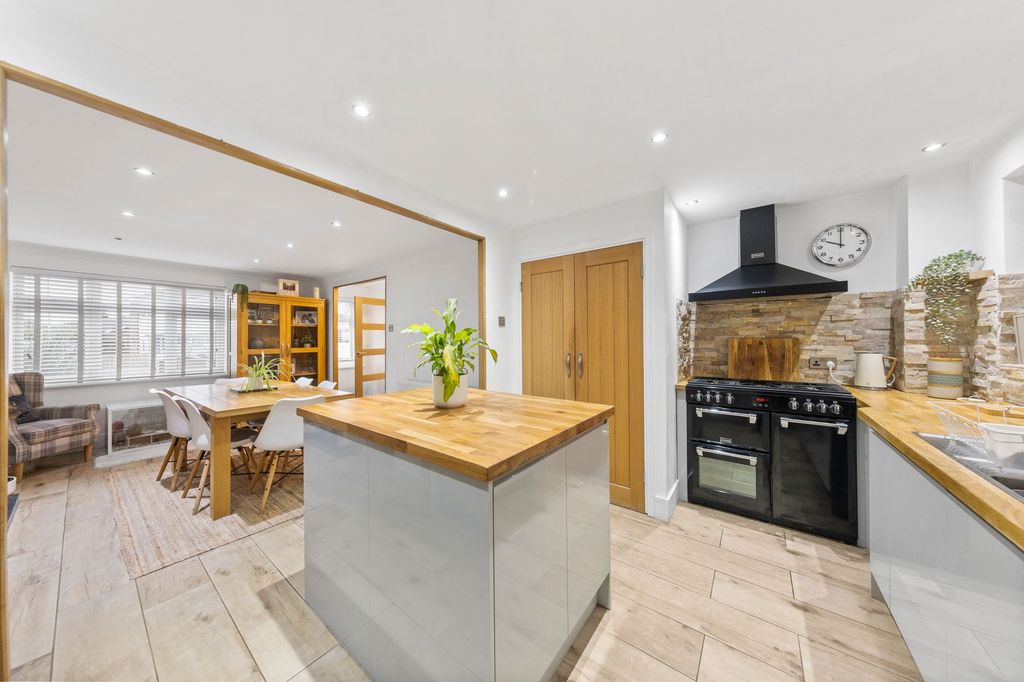 Property photo 3 of 25