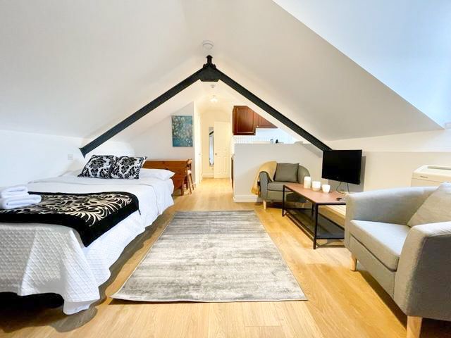 Property photo 1 of 6 Studio To Rent