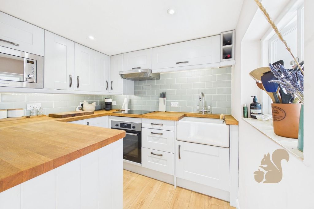Property photo 2 of 17 Kitchen