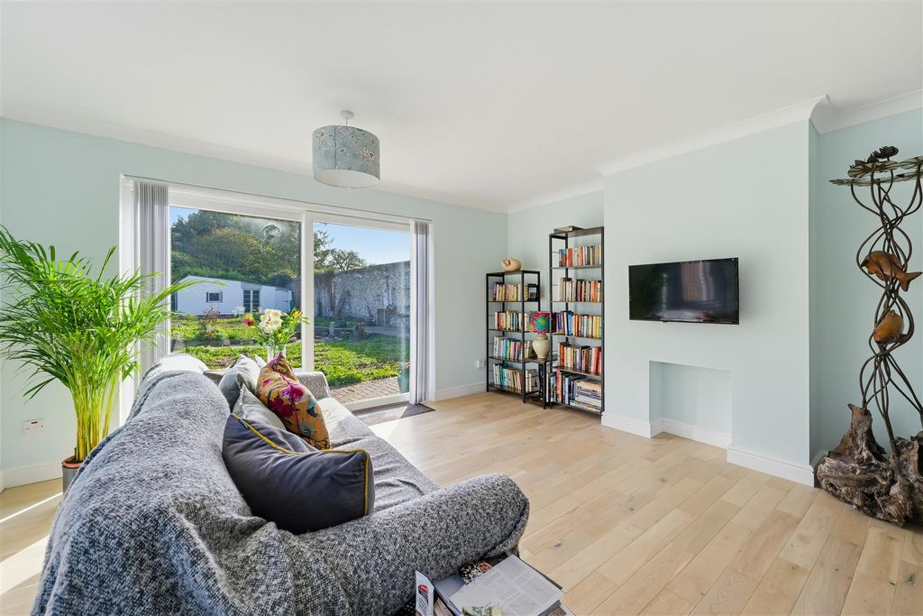 Property photo 2 of 16 Woodmansterne Street, 41-17.Jpg