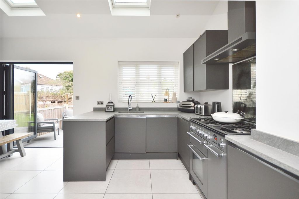 Property photo 2 of 16 Kitchen / Breakfast