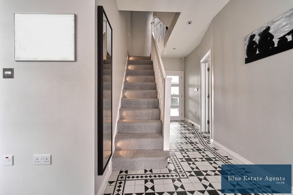 Property photo 3 of 88 Entrance Hallway