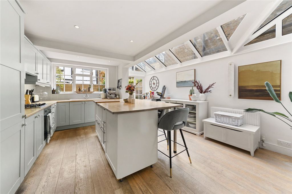 Property photo 3 of 11 Kitchen