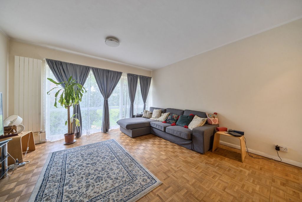 Property photo 3 of 15 1329887-5-688889A...