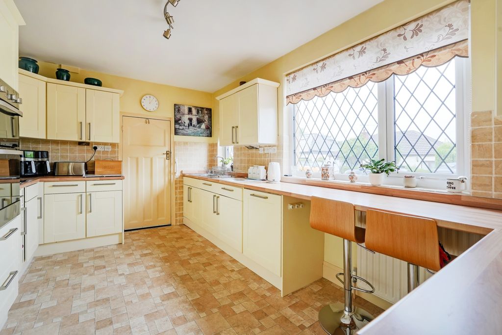 Property photo 3 of 30 Kitchen