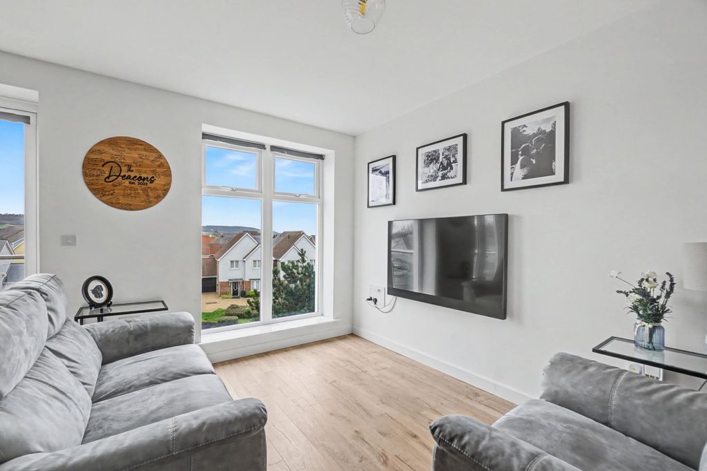 Property photo 3 of 25