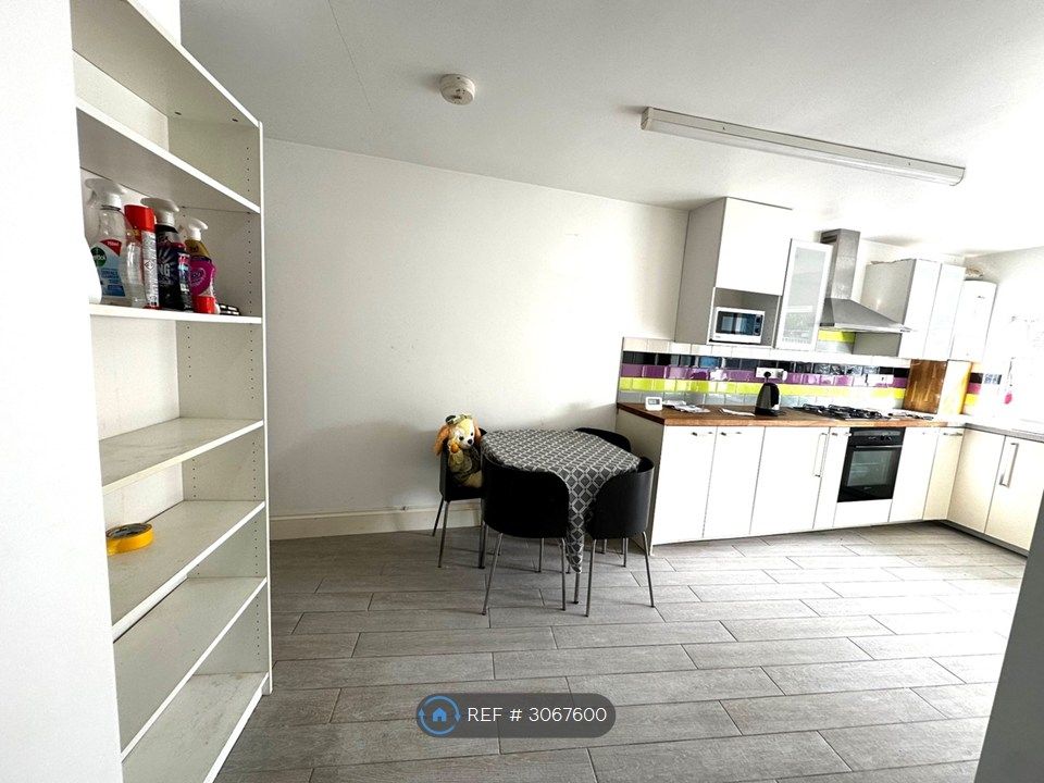 Property photo 1 of 11 Kitchen Dinner