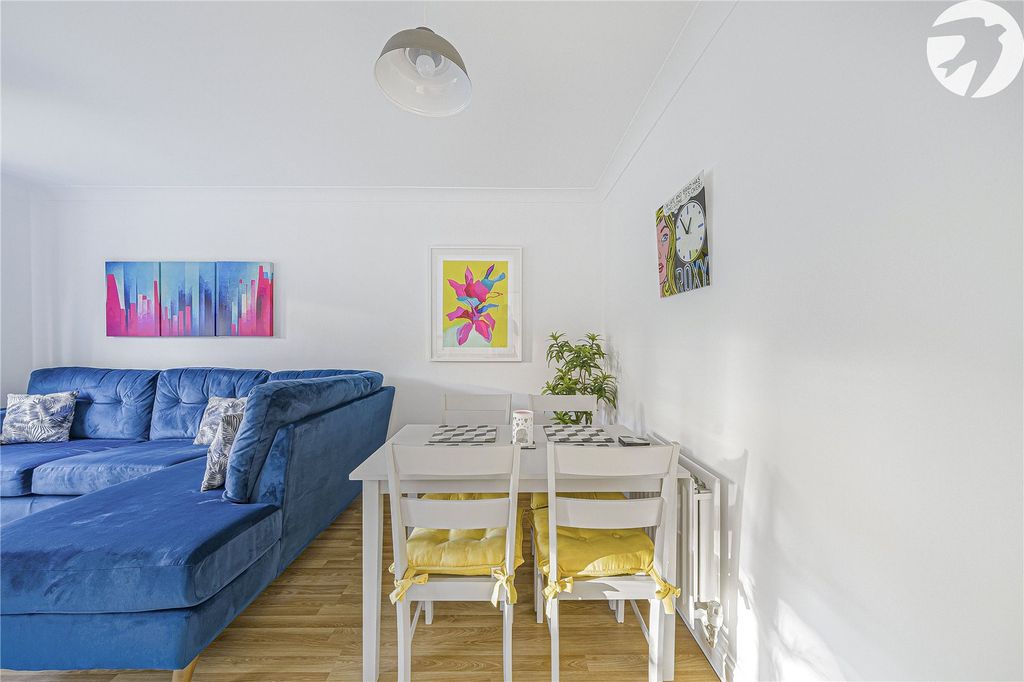 Property photo 3 of 33 Living Room