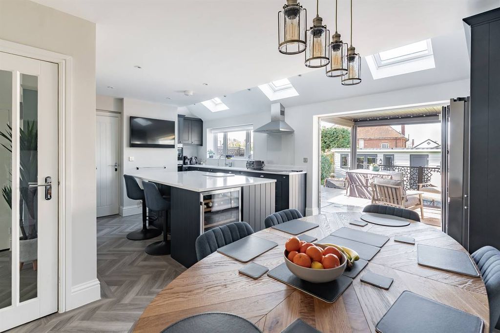 Property photo 3 of 28