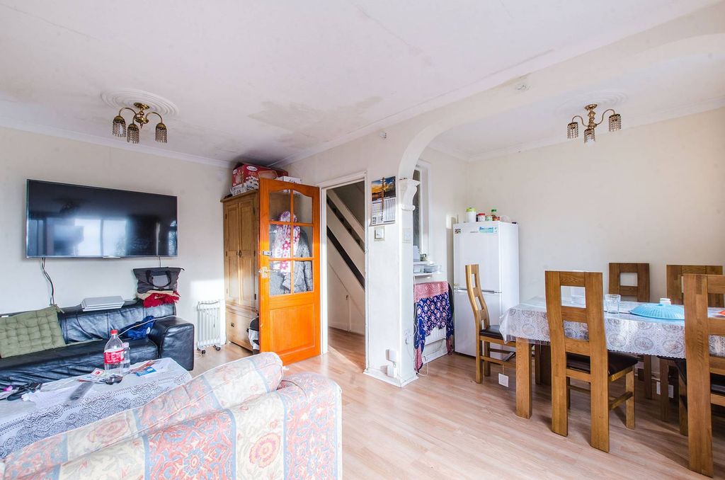 Property photo 2 of 8