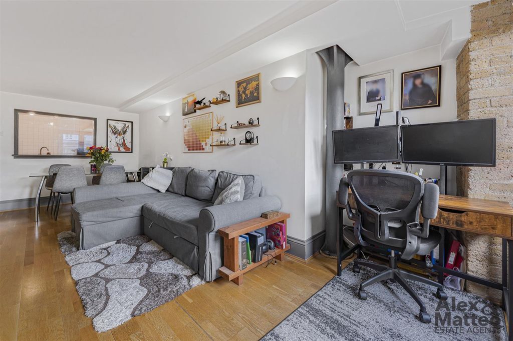 Property photo 2 of 19 Globe Wharf