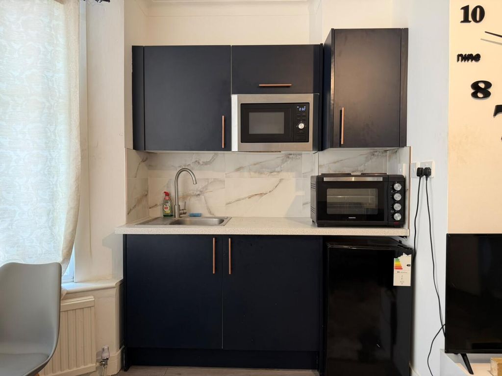 Property photo 1 of 10 Kitchen
