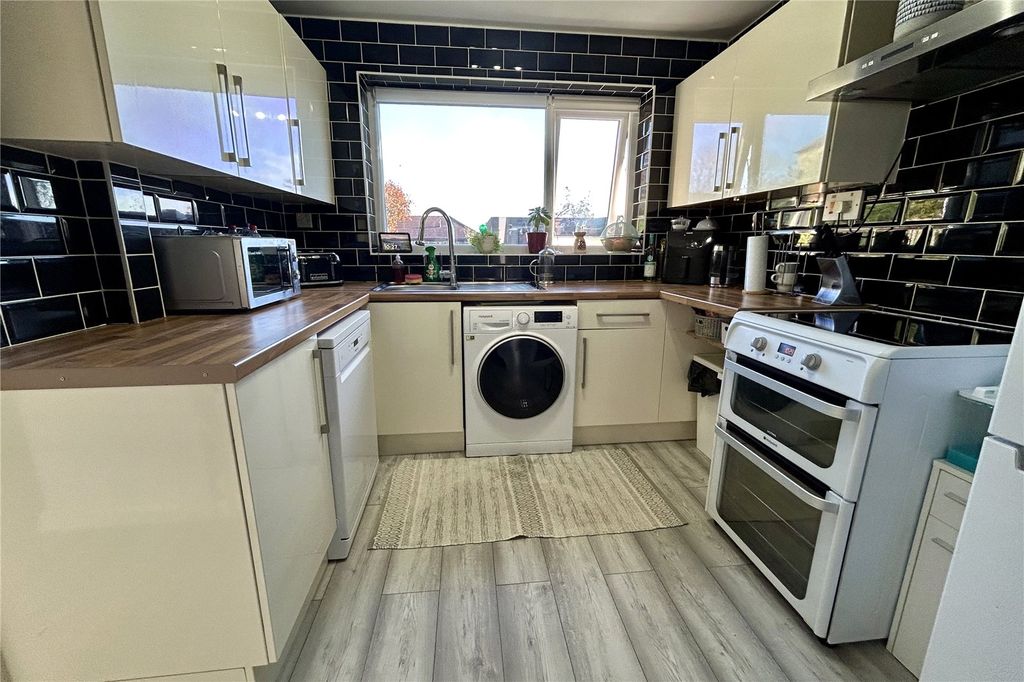 Property photo 3 of 11 Kitchen