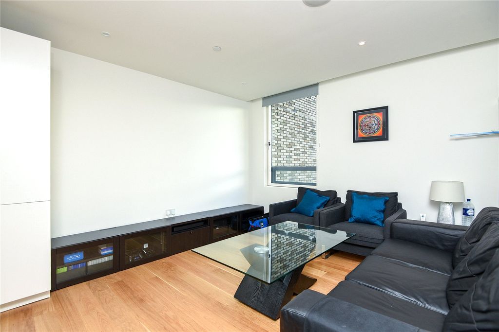 Property photo 1 of 7 Living Room