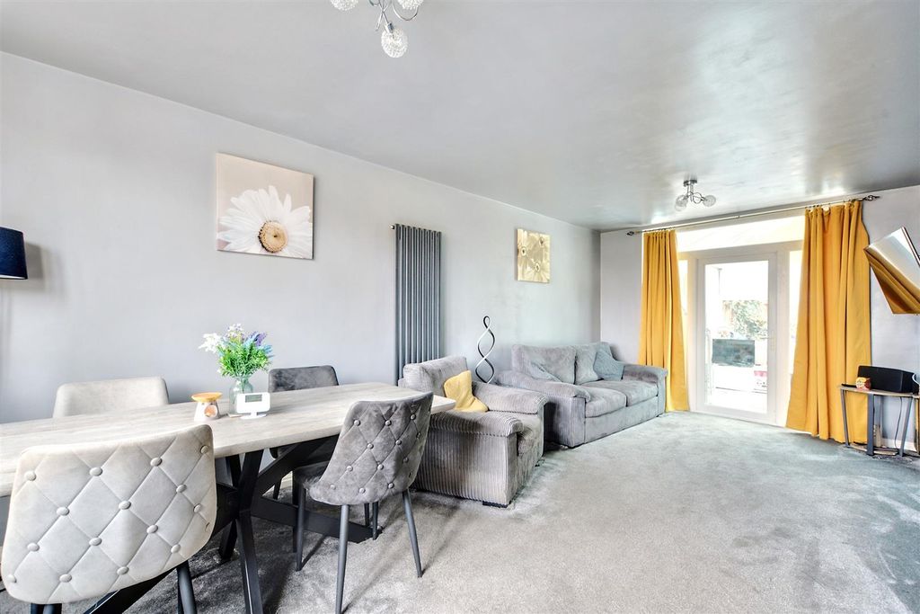 Property photo 3 of 25 Lounge Diner_1.Jpeg