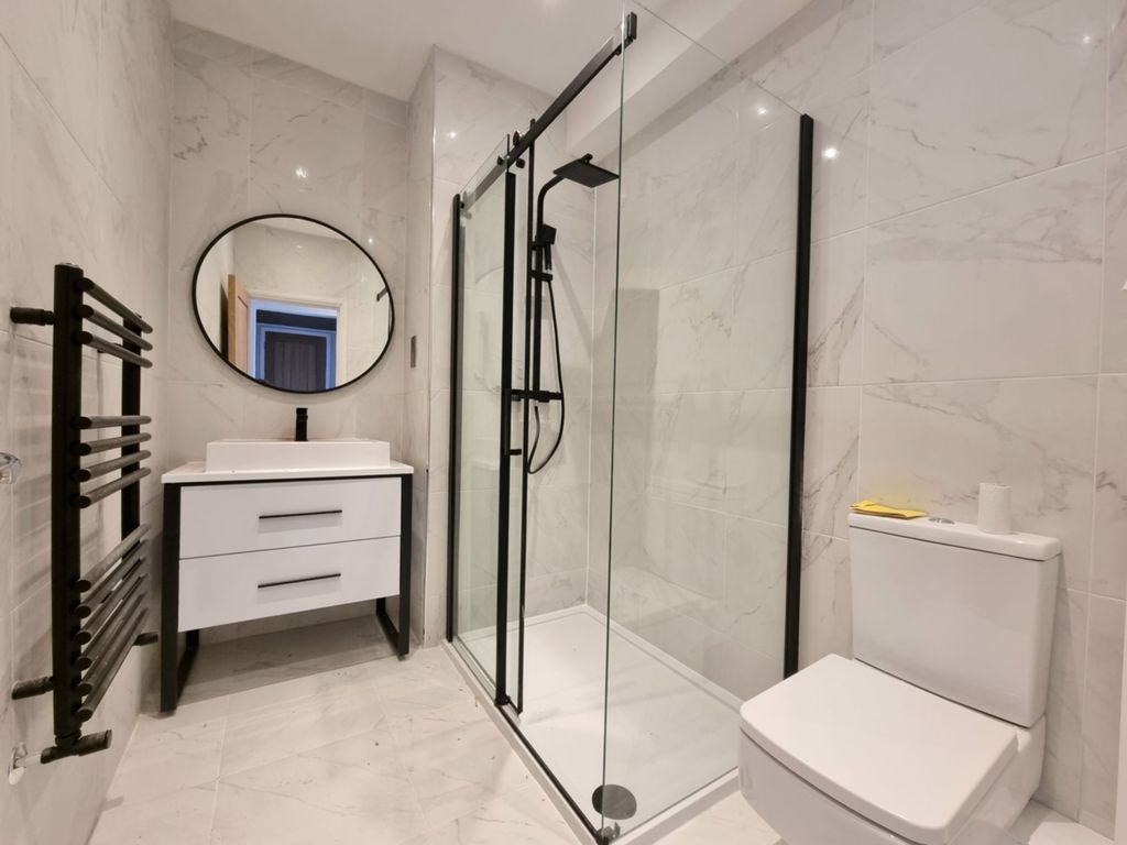 Property photo 2 of 9 Showe Room