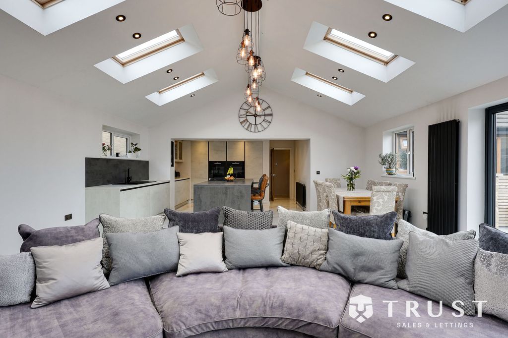 Property photo 3 of 42