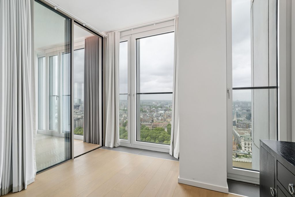 Property photo 3 of 7 Southbank Tower 55, Flat 3401