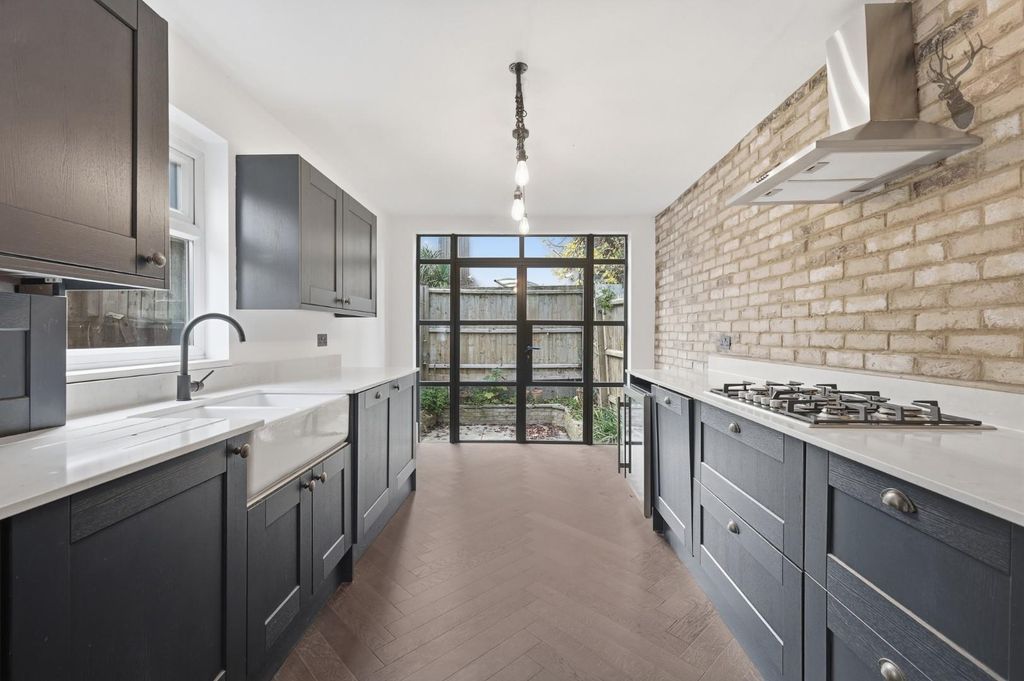 Property photo 2 of 28