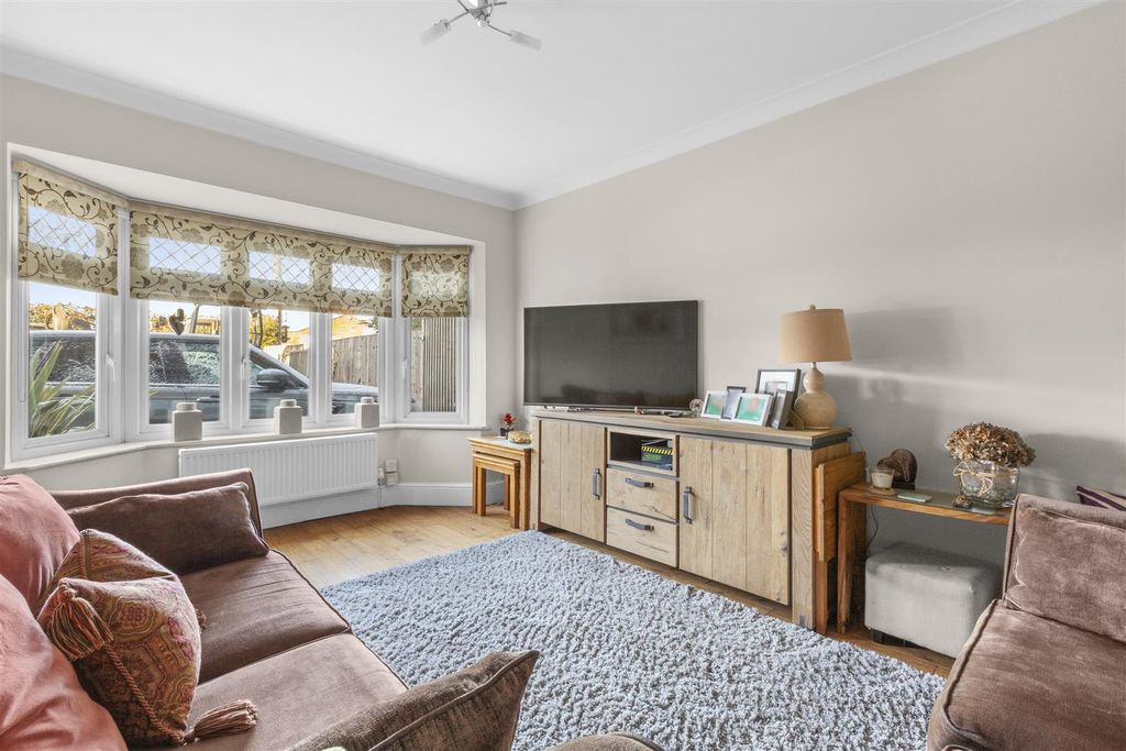 Property photo 2 of 15 Orchard House, Pond Approach, Hp15 6Rh-5.Jpg