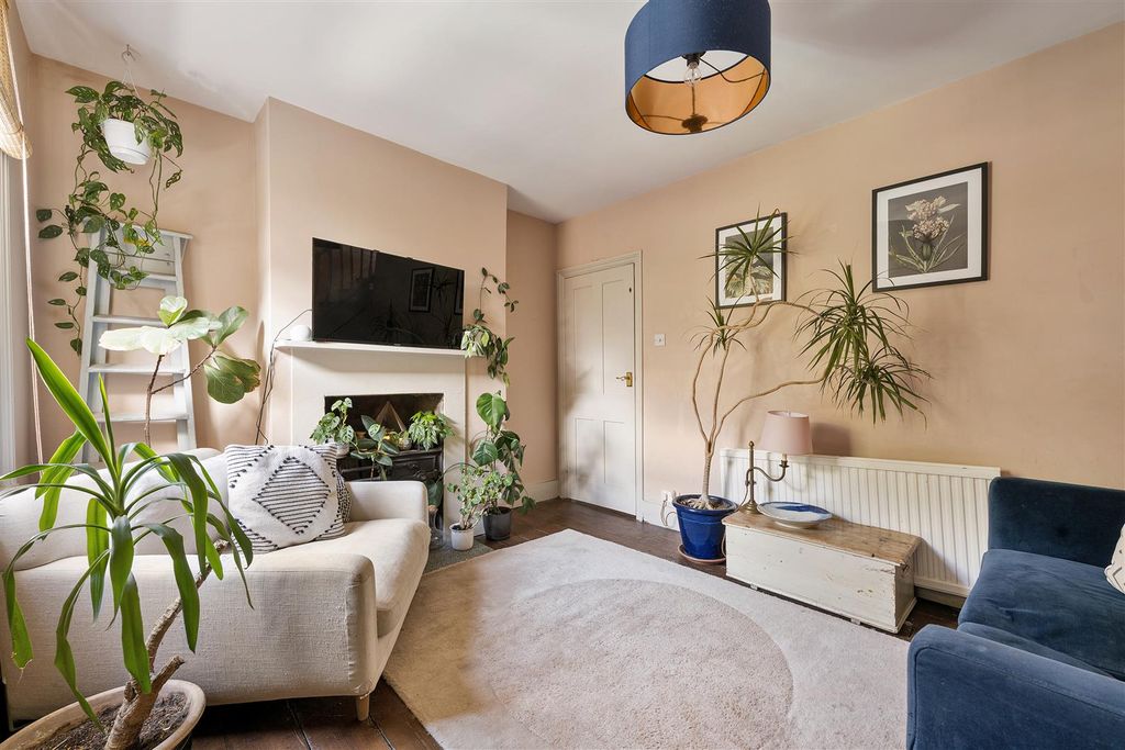 Property photo 2 of 21 Mansfield Road, E11