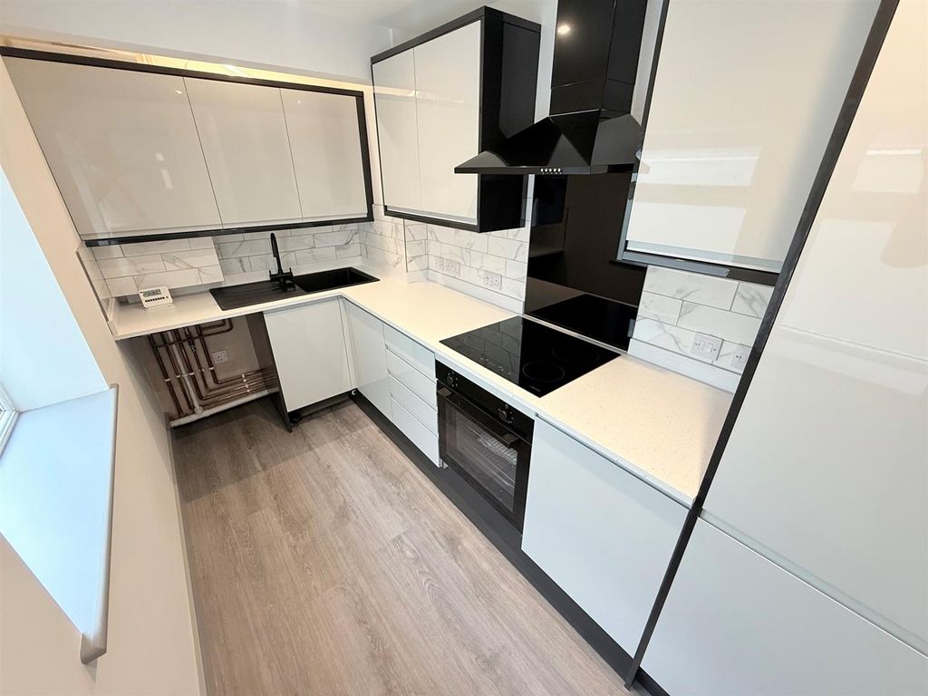 Property photo 3 of 14 Kitchen