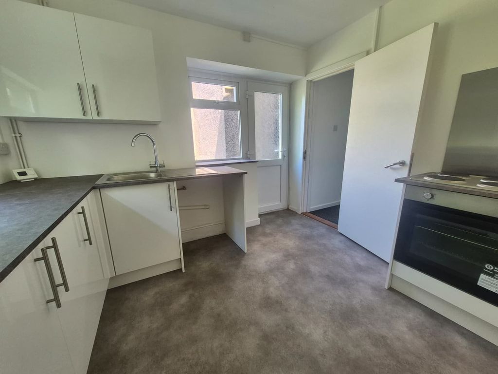 Property photo 3 of 9 Kitchen