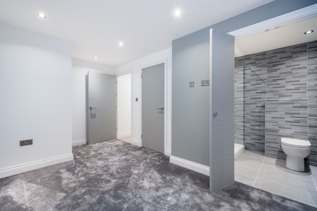 Property photo 3 of 9 Bed1