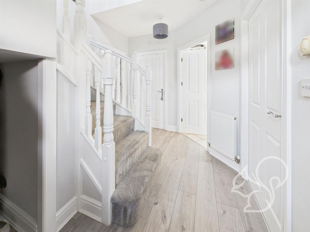 Property photo 2 of 19 Entrance Hall