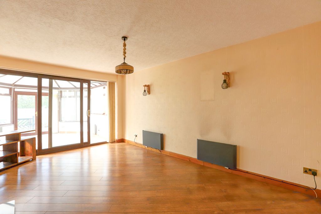 Property photo 3 of 23 Lounge