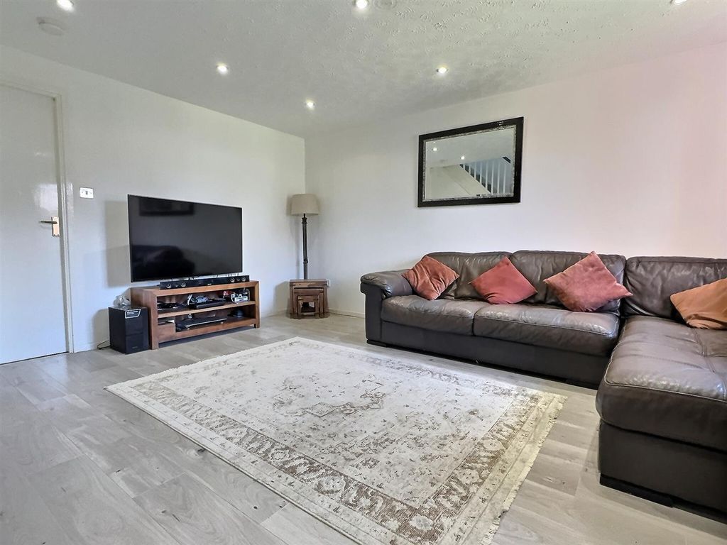 Property photo 3 of 17 Lounge