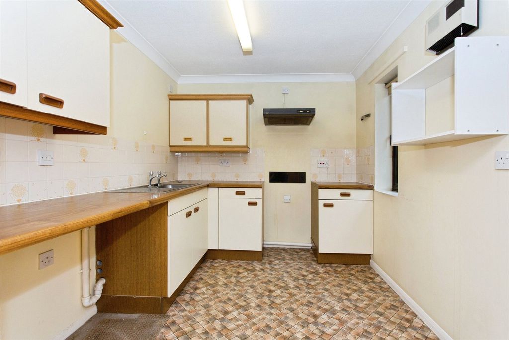 Property photo 3 of 11 Kitchen