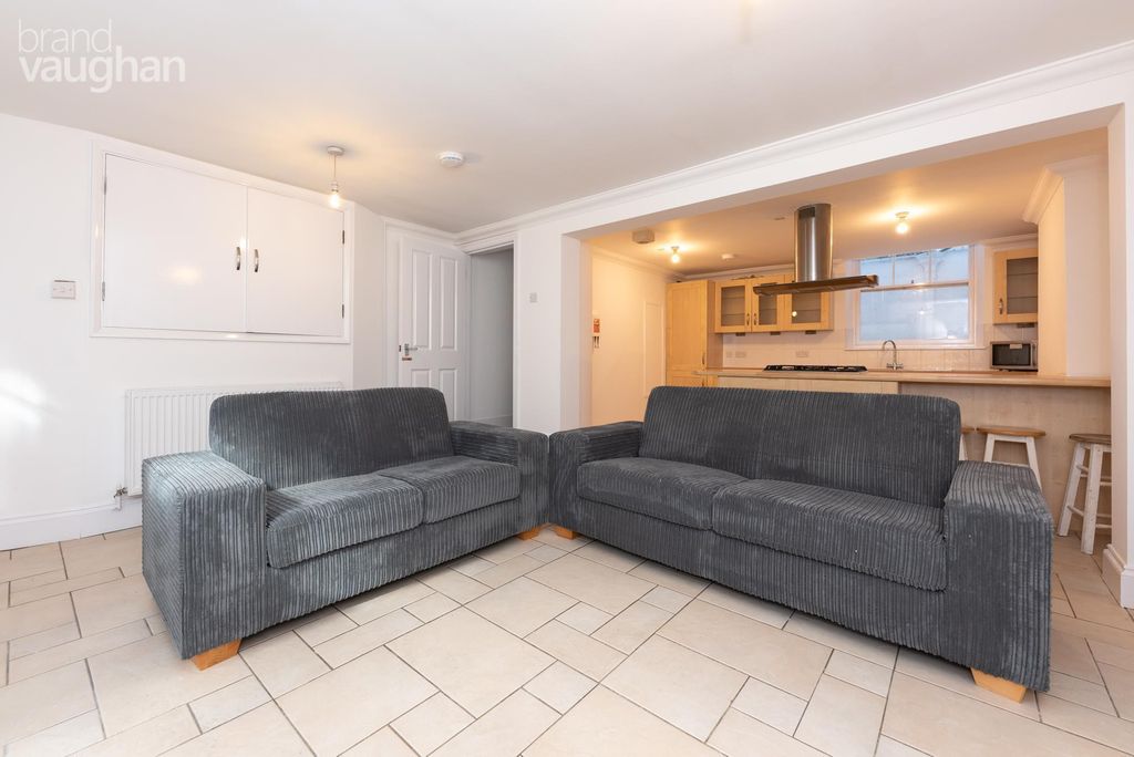 Property photo 2 of 14 Lounge