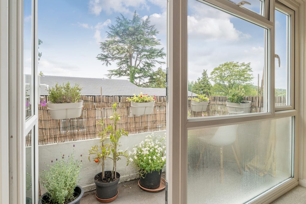 Property photo 3 of 16 1335275-18-689487...