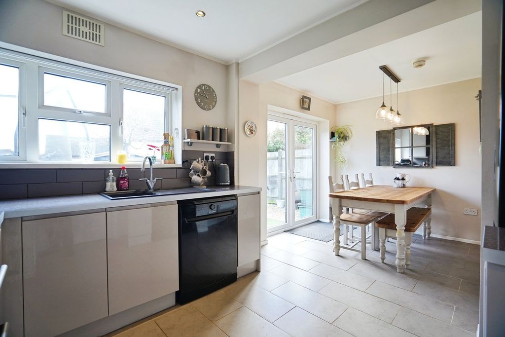 Property photo 3 of 28