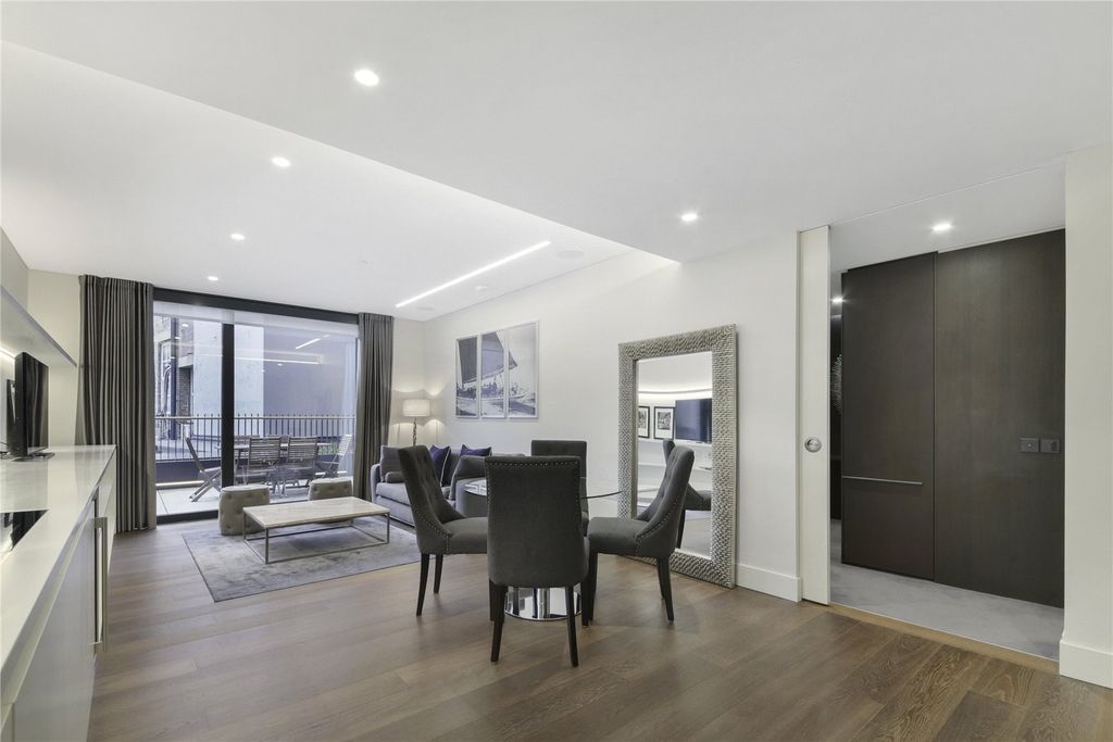 Property photo 1 of 12 Rathbone Place