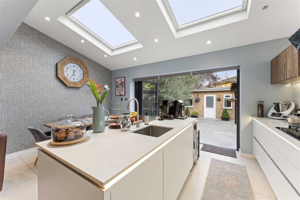 Property photo 3 of 33